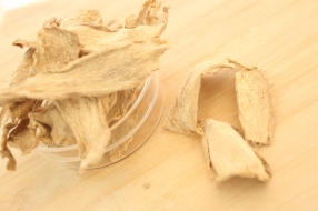 Dried Ginger flakes